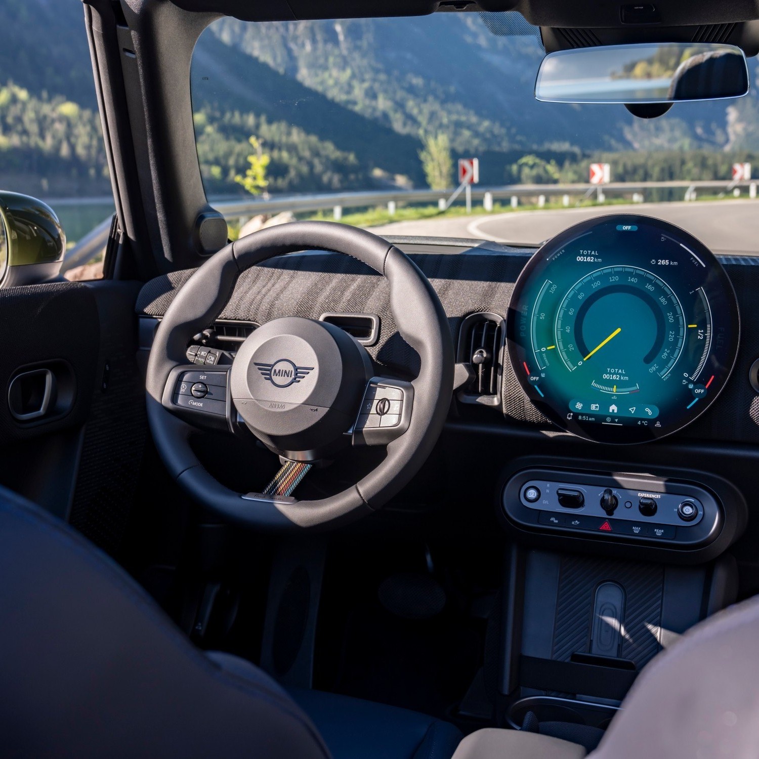 Interior do MINI Cooper S Convertible Paul Smith Edition.